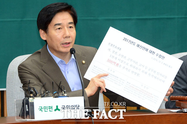 이용호(전북 남원·임실·순창) 국민의당 의원은 11일 입장문을 통해 바른정당과의 통합이 최종 결정돼 국민의당이 소멸을 앞둔 시점에서 긴 고민을 끝내고 탈당을 결정했다고 밝혔다. /더팩트DB