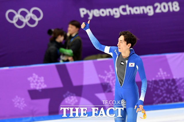 11일 오후 강원도 강릉 스피드 스케이팅 경기장에서 열린 2018 평창동계올림픽 스피드스케이팅 5,000m 경기에 출전한 이승훈이 벨기에 바트 스윙스를 제치고 세리머니를 하고 있다./임영무 기자