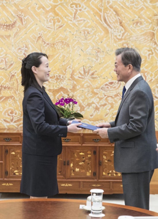 김여정 부부장이 문재인 대통령에게 김정은 북한 노동당 위원장의 친서를 전달하고 있다./청와대 제공