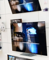  LG '올레드 TV' 지난달 3분에 1대꼴 판매…인기 비결은?