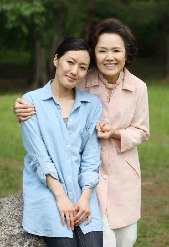 정영숙, 딸 전유경 배우 데뷔 계기 공개. 중견배우 정영숙(오른쪽)이 13일 KBS 아침마당에 출연해 딸 전유경의 배우 데뷔 관련 뒷이야기를 전했다. /블리스미디어