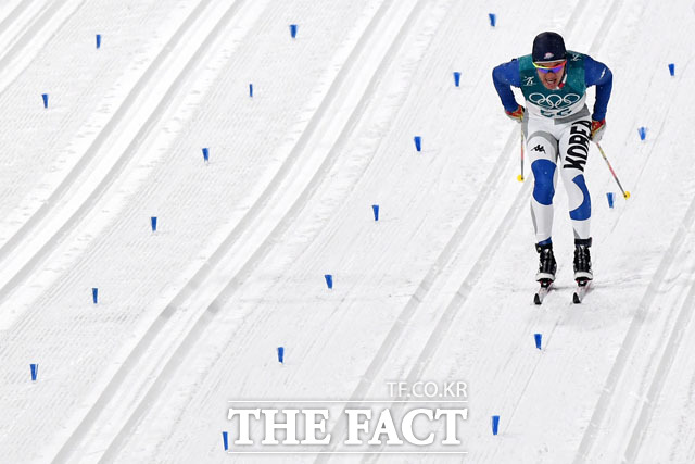 13일 오후 강원도 평창 알펜시아 크로스컨트리센터에서 열린 2018 평창동계올림픽 크로스컨트리 스키 남자 스프린트 클래식 예선에 출전한 김 마그너스가 역주를 펼치고 있다./남윤호 기자