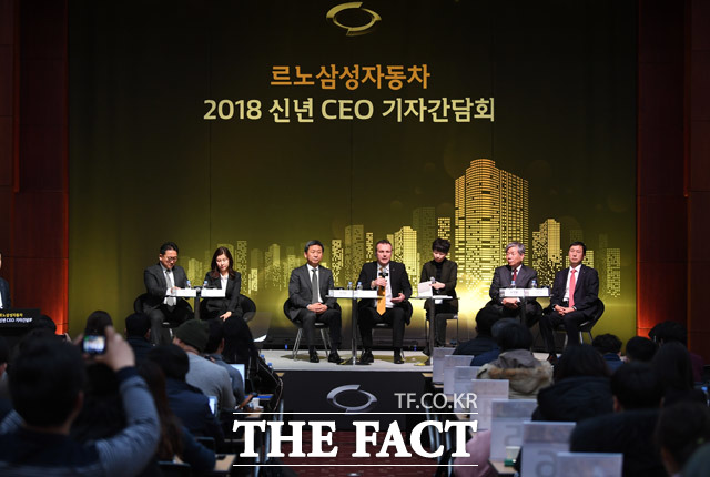 도미닉 시뇨라 사장(가운데)이 임원진과 함께 취재진의 질문에 답변을 하고 있다.