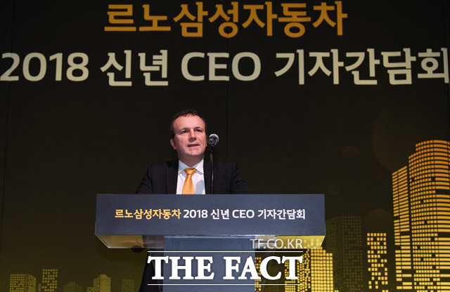 도미닉 시뇨라 르노삼성자동차 사장이13일 오전 서울 강남구 논현동 푸르덴셜타워에서 진행된 르노삼성자동차 2018 신년 CEO 기자간담회에서 인사말을 하고 있다. /배정한 기자