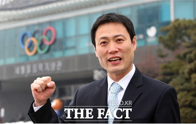 한국 동계올림픽 첫 메달리스트 김윤만 김윤만은 1992 알베르빌 올림픽 스피드스케이팅 남자 1000m에 2위에 오르며 한국의 첫 동계올림픽 메달을 거머쥐었다. /심재희 기자