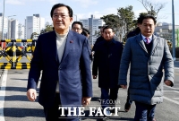 [TF포토] 배웅 속 징역형, '교소도 들어서는 박준영 전 의원'