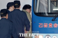 [TF포토] 징역 6년 안종범, '호송차로 향하는 쓸쓸한 뒷모습'
