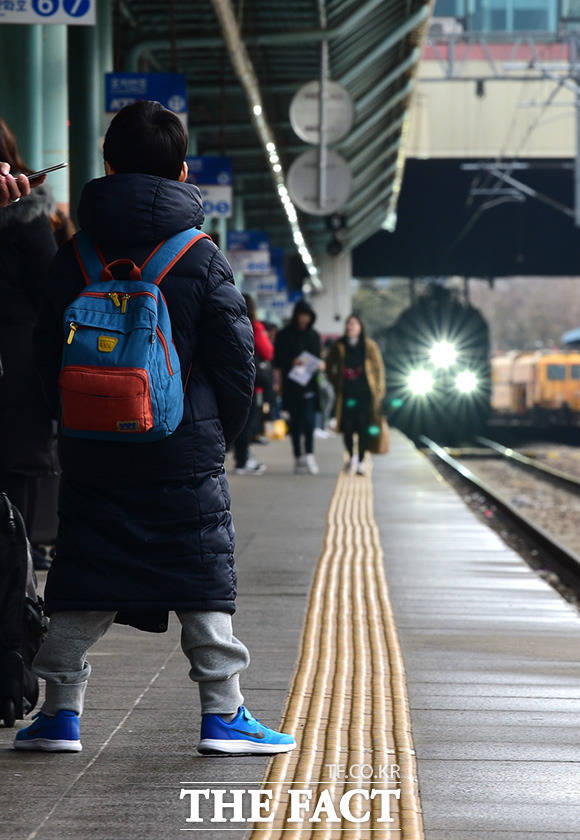 설 연휴를 하루 앞둔 14일 오전 서울 영등포역에서 한 아이가 플랫폼으로 들어오는 기차를 바라보고 있다. /임세준 기자