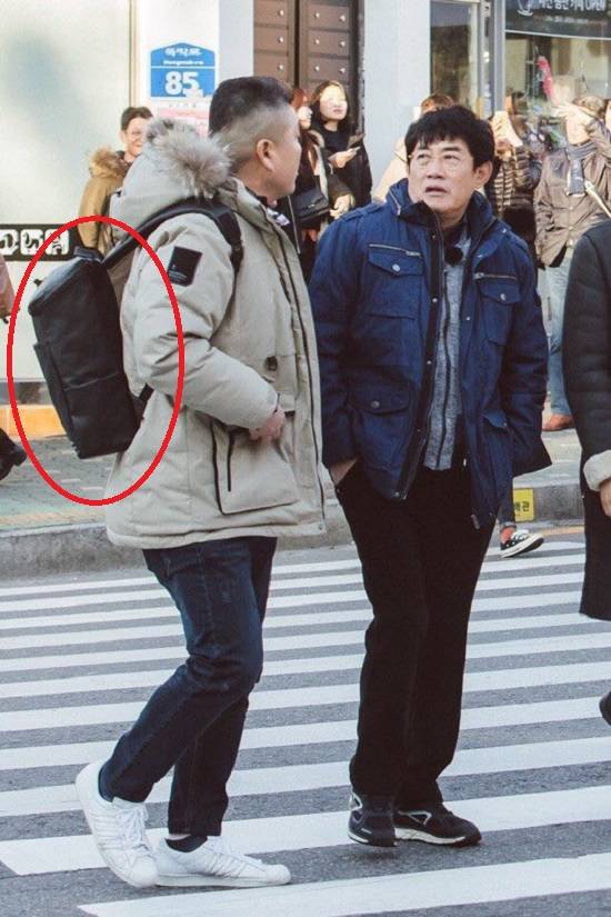 지난해 12월 방송인 강호동 씨가 JTBC의 예능프로그램 한끼줍쇼에 모어댄의 엘카 백팩을 메고 나와 화제를 모은 바 있다. /자료=SK이노베이션 제공