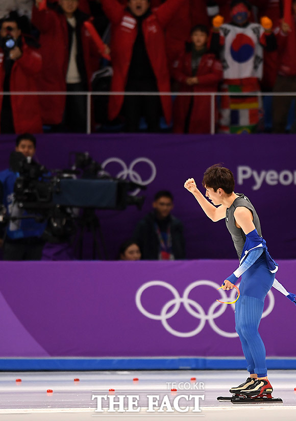 2018 평창동계올림픽 스피드스케이팅 남자 10000m 경기가 15일 오후 강릉 스피드스케이팅 경기장에서 열려 이승훈 선수가 자신의 기록을 보며 주먹을 불끈 쥐고 있다. /임영무 기자