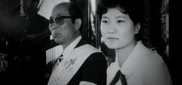 지난 1990년 육영재단 이사장을 맡았던 박근혜 전 대통령과 고문이었던 최태민(왼쪽) 씨./JTBC 방송화면