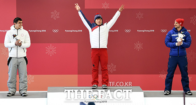 16일 오전 평창 올림픽 슬라이딩센터에서 열린 2018 평창 동계올림픽 남자 스켈레톤 경기에서 4차 레이스를 마치고 금메달을 확정지은 한국의 윤성빈이 시상대에 올라 손을 번쩍 들고 있다./임영무 기자