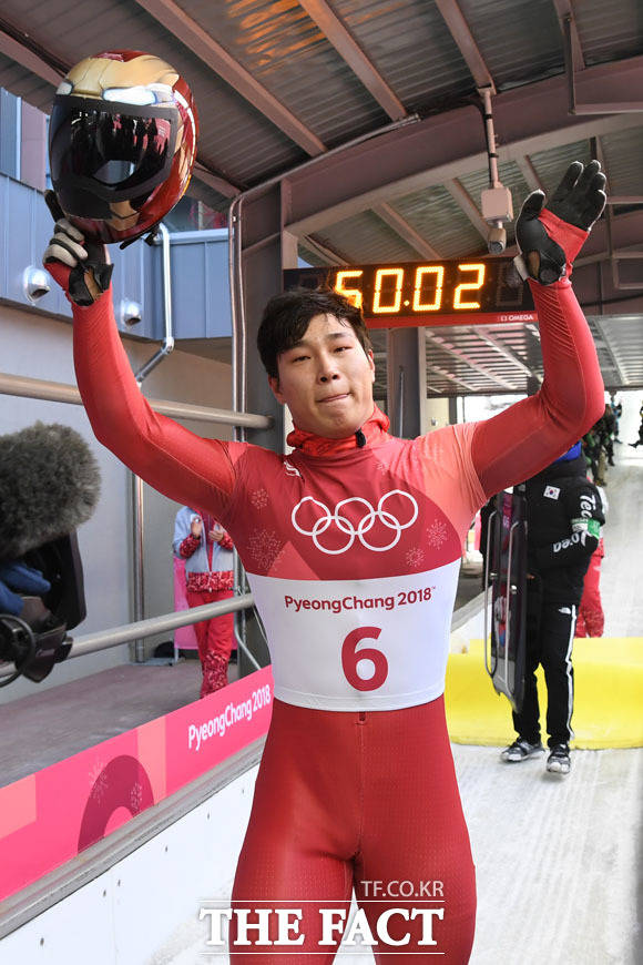 16일 오전 평창 올림픽 슬라이딩센터에서 열린 2018 평창 동계올림픽 남자 스켈레톤 경기에 출전한 한국 윤성빈이 4차 레이스를 마치고 금메달을 확정지은 뒤 기뻐하고 있다./임영무 기자