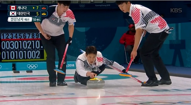 한국 남자컬링 대표팀(세계 16위)이 16일 세계랭킹 1위인 캐나다에 1점차로 아쉽게 패해 4연패 수렁에 빠졌다. /KBS 생중계 갈무리