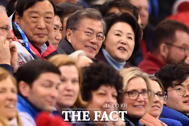 최민정-김아랑 경기 보며 미소짓는 문재인 대통령
