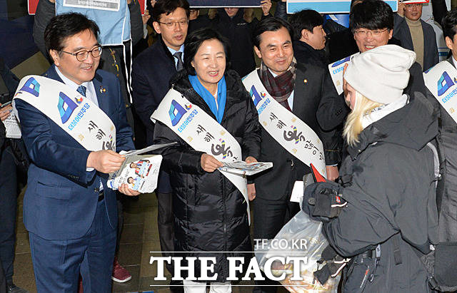 추미애 더불어민주당 대표, 우원식 원내대표 등 지도부가 14일 서울 용산구 서울역 KTX 강릉행 승강장에서 귀성객들에게 인사하고 있다. /문병희 기자