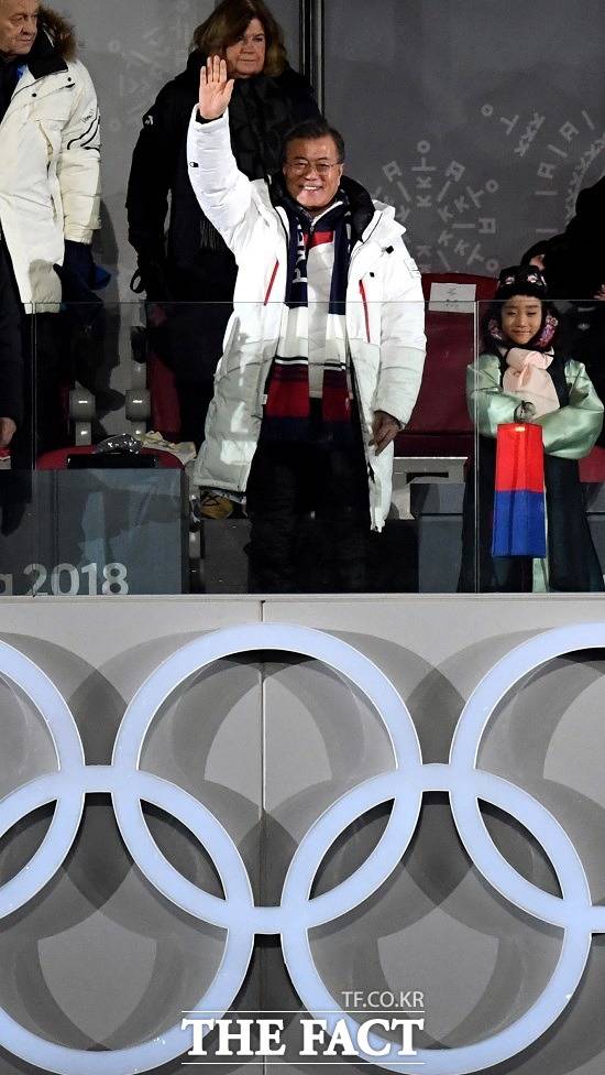9일 오후 강원도 평창 올림픽 스타디움에서 열린 2018 평창동계올림픽 개회식에서 문재인 대통령이 인사를 하고 있다. /임영무 기자