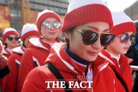 [TF포토] 각양각색 선글라스 쓰고 응원전 펼치는 북한 응원단