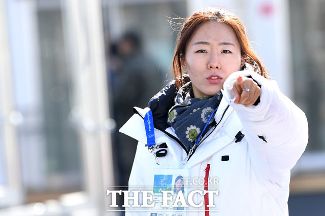 빙속여제 이상화가 18일 강릉 스피드스케이팅 경기장에서 열린 스피드스케이팅 여자 500m에서 은메달을 목에 걸었다. /남윤호 기자