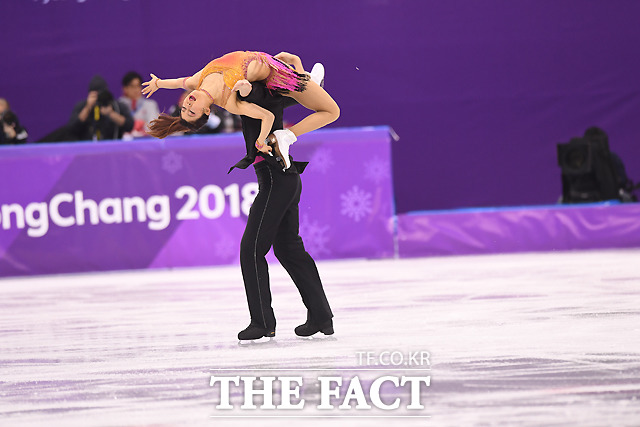 19일 오후 강원도 강릉아이스아레나에서 2018 평창동계올림픽 피겨 아이스댄스 경기가 열린 가운데 일본의 무라모토 카나와 리드 크리스가 연기를 펼치고 있다. /임영무 기자