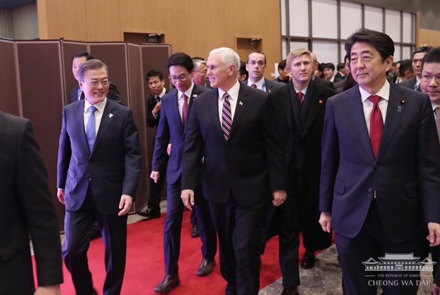 문재인(왼쪽) 대통령은 취임 후 투 트랙 외교 전략을 구사하고 있다는 평가다. 사진은 문 대통령이 지난 9일 평창 동계올림픽 리셉션 행사에 참석한 마이크 펜스 미국 부통령과 아베 신조(오른쪽) 일본 총리와 대화를 나누며 이동하던 당시. /청와대 페이스북