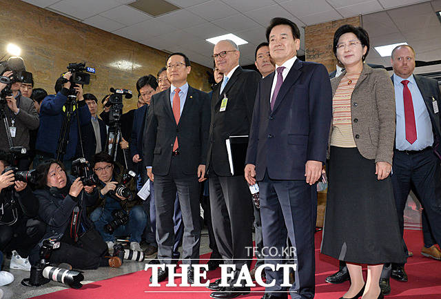 한국GM 군산 공장 폐쇄 관련 더불어민주당 한국GM 대책 TF와 GM 임원단간의 논의가 20일 서울 여의도 국회에서 열린 가운데 홍영표 위원장, 배리 앵글 GM 총괄 부사장 겸 해외사업부문 사장, 정동영 민주평화당 의원, 박주현 바른미래당 의원(왼쪽부터) 등이 회의장으로 들어서고 있다. /문병희 기자