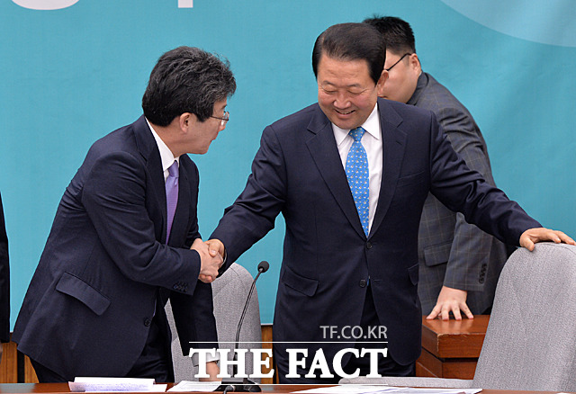 인사하는 유승민(왼쪽), 박주선 공동대표