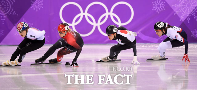 김아랑(왼쪽)이 20일 오후 강원도 강릉 아이스아레나에서 열린 2018 평창동계올림픽 쇼트트랙 여자 1000m 예선전에서 레이스를 펼치고 있다. /강릉=임영무 기자