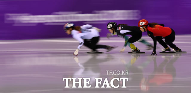 한국 최민정이 20일 오후 강원도 강릉 아이스아레나에서 열린 2018 평창동계올림픽 쇼트트랙 여자 1000m 예선전에 출전해 레이스를 펼치고 있다./임영무 기자