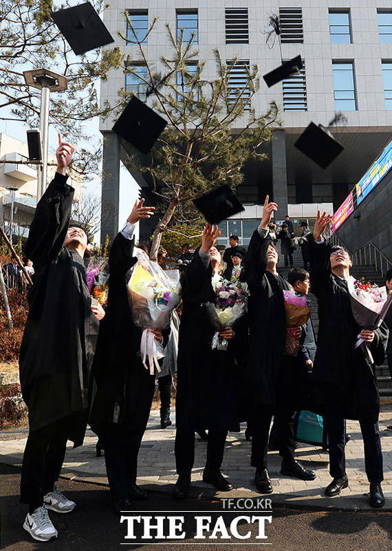 제55회 서강대학교 전기 학위수여식이 20일 오후 서울 마포구 서강대학교 종합체육관에서 열린 가운데 졸업생들이 학사모를 던지며 기념촬영을 하고 있다. /이동률 인턴기자