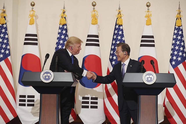 도널드 트럼프(왼쪽) 미국 대통령은 지난해 11월 7일 청와대에서 열린 공동 기자회견에서 한미 FTA는 좋은 협상이 아니었다며 (재협상을 통해) 자유롭고 공정하며 호혜적인 무역이 되기를 기대한다고 압박 수위를 높였다. /청와대 제공