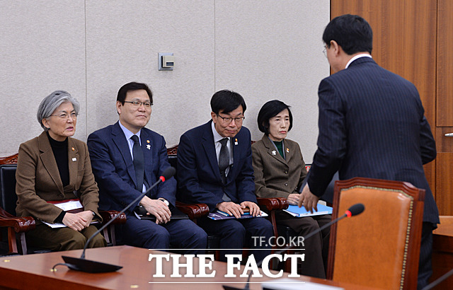 강경화 외교부 장관, 최종구 금융위원장, 김상조 공정거래위원장, 피우진 국가보훈처장이 조명균 통일부 장관(왼쪽부터)과 인사하고 있다.