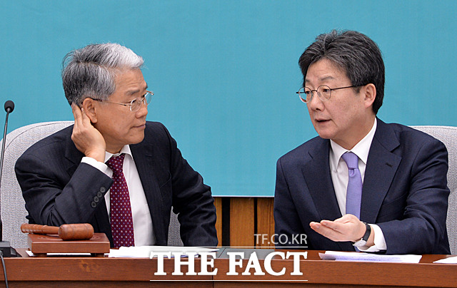 대화하는 김동철 원내대표(왼쪽)와 유승민 공동대표