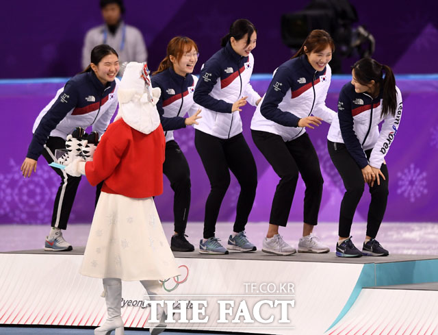 한국 여자 쇼트트랙 계주 대표팀이 20일 오후 강원도 강릉 아이스아레나에서 열린 2018 평창동계올림픽 3000m 계주에서 금메달을 확정짓고 단상에 올라 세리머니를 하고 있다. /강릉=임영무 기자