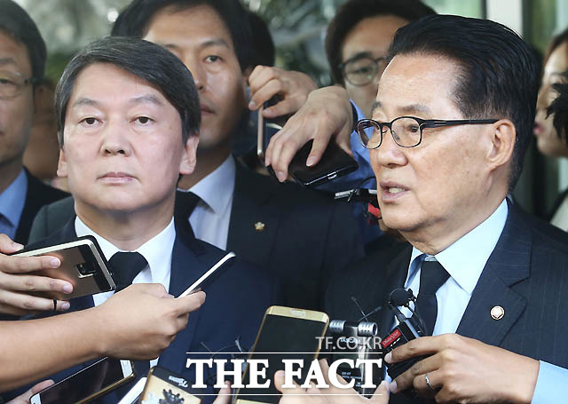 박지원 민주평화당 의원은 20일 한국당과의 공조 및 연대! 예측은 했지만, 도둑질도 너무 빠릅니다며 안 전 대표의 서울시장 출마와 바미당의 한국당과의 연대를 지적했다. /더팩트DB