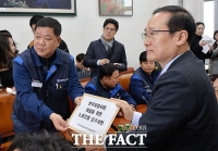 [TF포토] 더불어민주당 만난 '한국 GM노조'