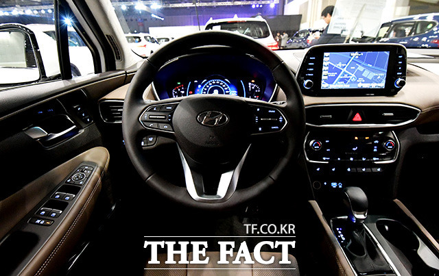 신형 싼타페는 사고를 능동적으로 예방해주는 전방 충돌방지 보조(FCA) 운전자 주의 경고(DAW), 하이빔 보조(HBA) 등 핵심 지능형 주행안전 기술(ADAS) 등을 국산차 최초로 전 모델에 기본 적용했다.