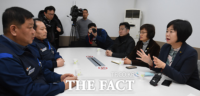 임한택 한국지엠지부 지부장을 비롯한 조합원들과 대책 논의하는 이정미 대표(오른쪽).