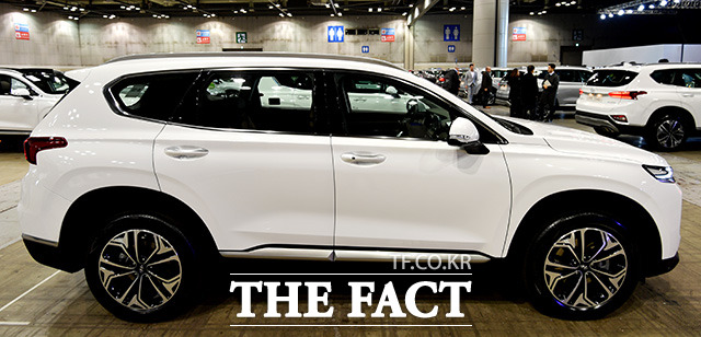 신형 싼타페는 3세대 모델 대비 전장과 휠베이스가 각각 70mm와 65mm씩 증대돼 신형 싼타페만의 당당한 외관 이미지를 연출하는 동시에 넉넉한 실내 공간을 확보했다.