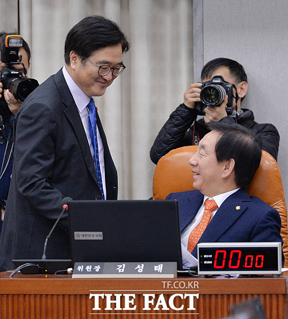 더불어민주당 원내대표(왼쪽)와 운영위원장인 김성태 자유한국당 원내대표가 인사하고 있다.