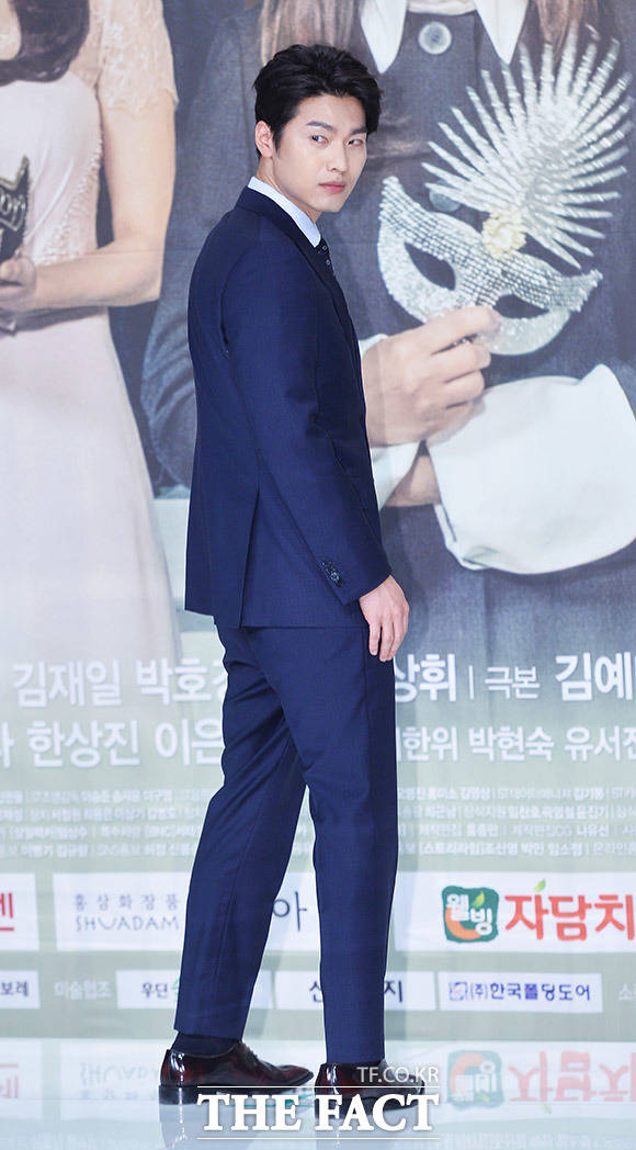 배우 이은형이 22일 오후 서울 영등포구 타임스퀘어 아모리스홀에서 열린 KBS 2TV 일일드라마 인형의 집 제작발표회에 참석해 포토타임을 갖고 있다. /이동률 인턴기자