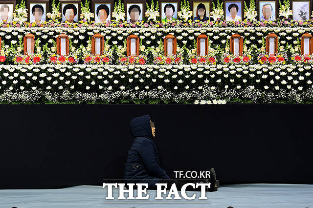 한국사진기자협회(회장 이동희)는 22일 제181회 이달의 보도사진상 제네럴 뉴스 부문 최우수상으로 더팩트 남용희 기자의 망연자실(사진)을 선정했다.