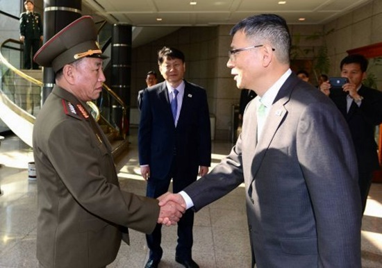 통일부는 22일 북한이 전통문을 통해 2018 평창동계올림픽 폐막식에 김영철(왼쪽) 노동당 부위원장이 25일 방남한다고 통보했다고 밝혔다. /국방부 제공