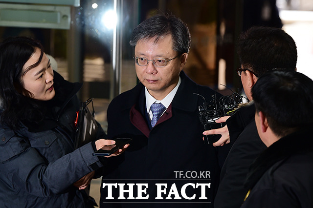 지난해 12월 14일 우병우 전 수석이 영장실질심사를 받기 위해 서울중앙지방법원에 들어서고 있다. /남용희 기자