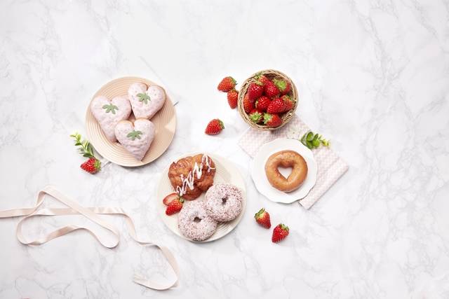 던킨도너츠가 봄철을 맞아 딸기로 만든 스트로베리 도넛과 음료를 출시했다고 밝혔다. /SPC 제공