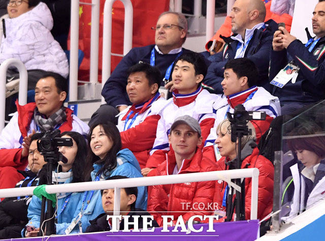 쇼트트랙 경기장 자리잡은 북한 선수들