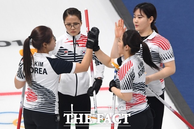 한국 여자 컬링 대표팀은 일본을 상대로 역대 전적에서 앞서고 있다. 그러나 이번 2018 평창동계올림픽에서 유일하게 일본에 1승을 내줘 부담감을 실감케 했다. /강릉=남윤호 기자