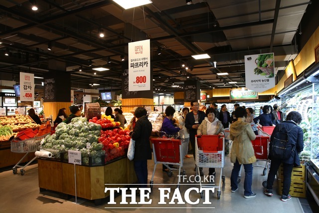 식품·외식업계가 줄줄이 가격인상에 나서면서 생활물가에 비상이 걸렸다. 사진은 기사 내용과 무관. /더팩트DB