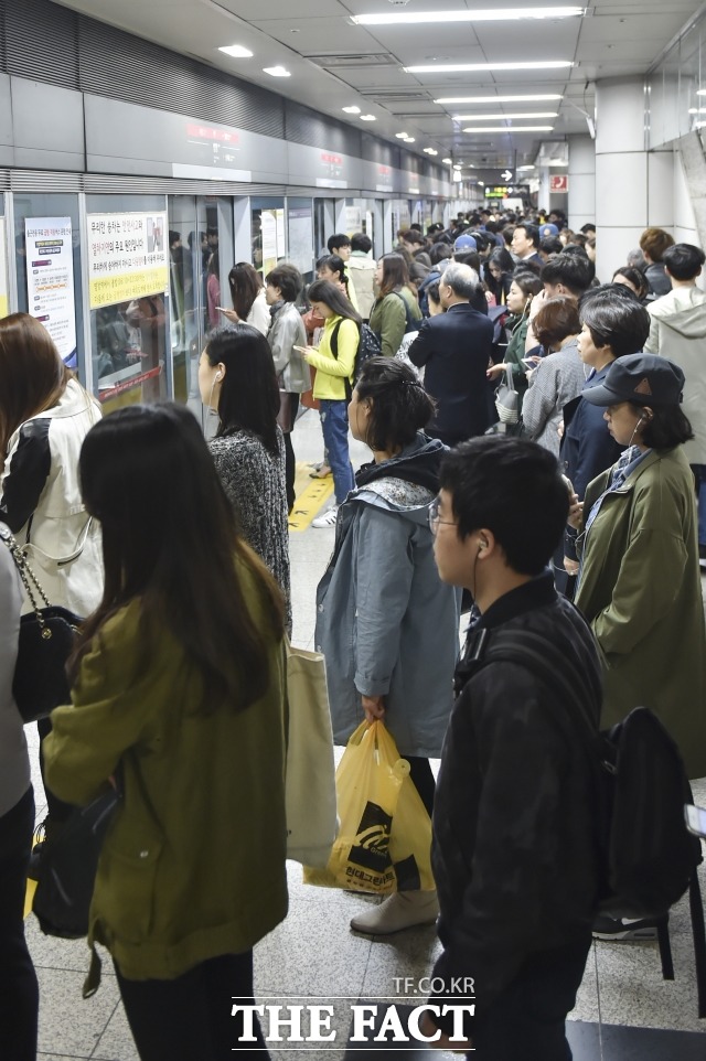 승강장에서 승객들이 열차를 기다리고 있다. (사진은 2015년 4월 9호선 염창역)/더팩트 DB.