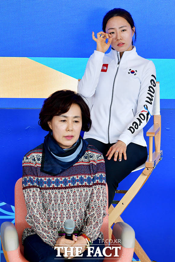 질의응답하는 이상화 선수(위)와 어머니 김인순 씨